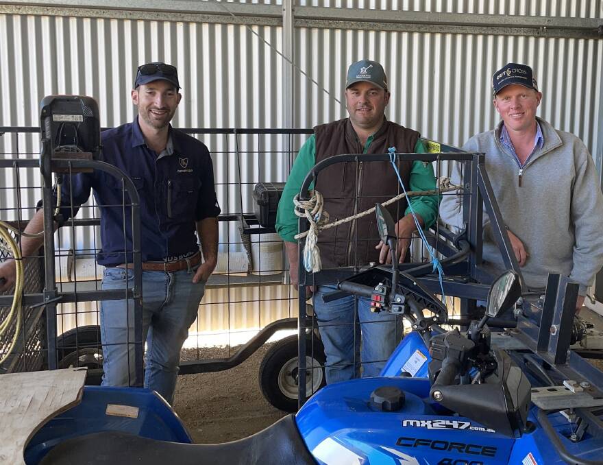 John Barnett, Tasmania, chats with Ascot Angus stud cattle manager, Clint Parker, Warwick, Qld, about the benefits of the calf catcher in their cattle management program, along with Charlie Wrigley, Condobolin, NSW. Picture by Linda Mantova