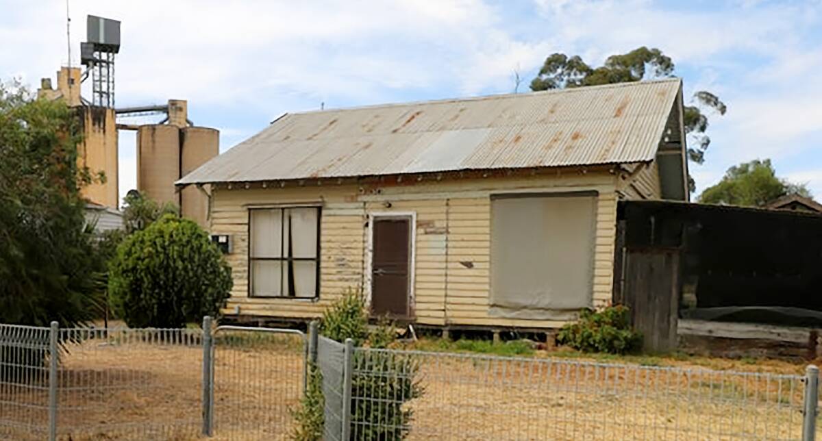 Renovator's delight perhaps for this old home offered on a large block in Charlton for $125,000. Pictures from Priority1 Property - Bendigo.