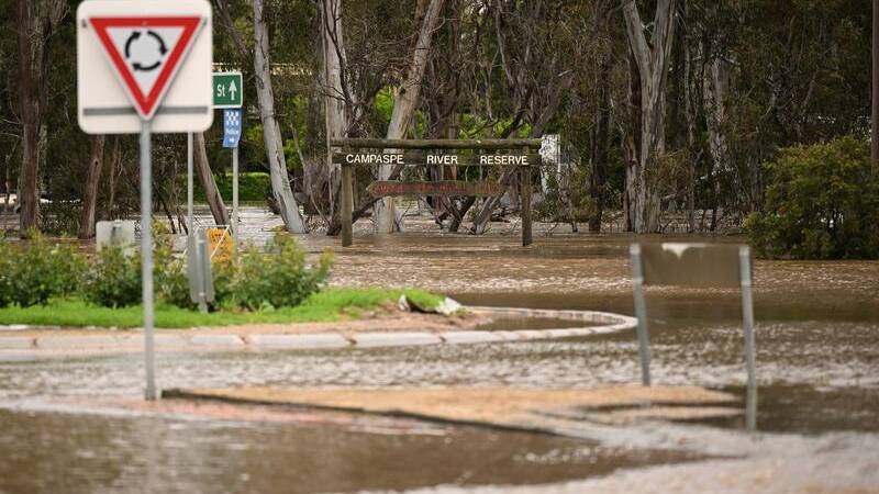 Echuca residents were told to leave as the Campaspe River was set to surpass 2011 flood levels. (James Ross/AAP PHOTOS)