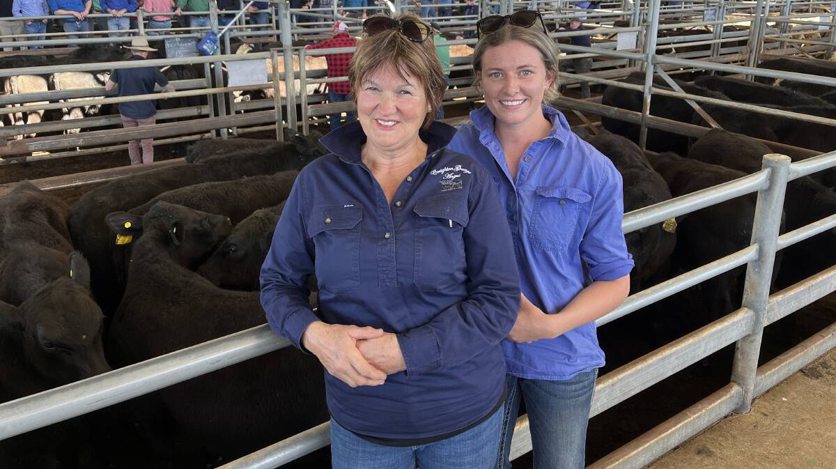 Lea Worseldine, Creighton Grange
Angus Partnership, Mount Taylor, with
granddaughter Whitney McCormack,
sold a pen of 14 steers, 415kg, for
$2680 at Bairnsdale last Friday.