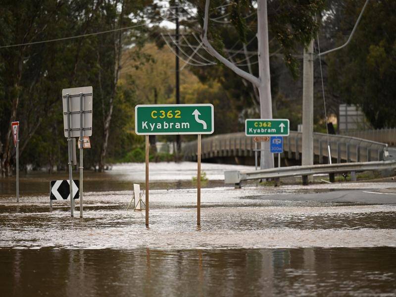 A man has died at Rochester in Victoria's north with emergency workers cut off by floodwaters. (James Ross/AAP PHOTOS)
